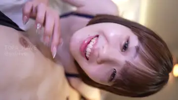 清楚系の美乳女子ちゃんに、ディルドフェラさせたり乳首舐め手コキしてもらったり、最後は膣奥パンパンしち...